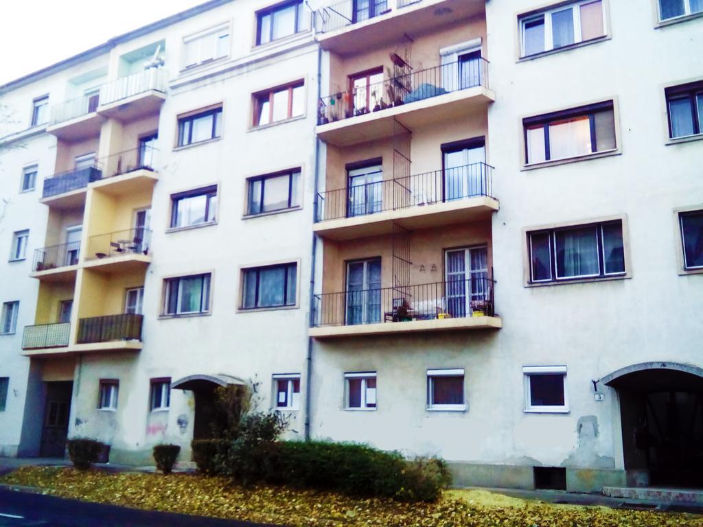 Eozin Apartman Печ Экстерьер фото